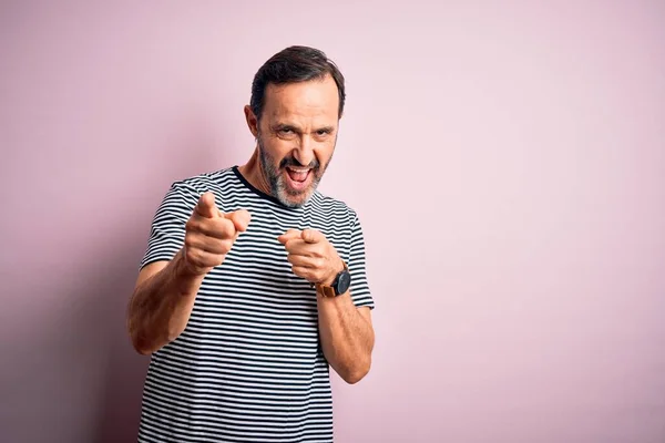 Mann Mittleren Alters Lässigem Gestreiftem Shirt Steht Vor Isoliertem Rosa — Stockfoto