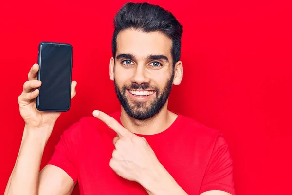 Sakallı Akıllı Telefonlu Genç Yakışıklı Adam Ekranda Gülümsüyor — Stok fotoğraf