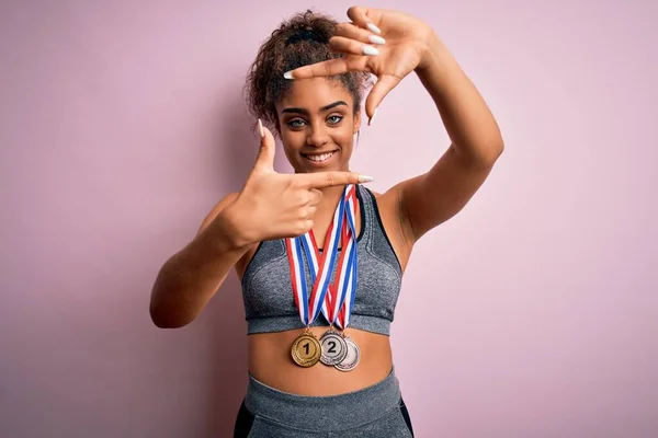 Jovem Menina Esportiva Afro Americana Fazendo Esporte Ganhando Medalhas Sobre — Fotografia de Stock