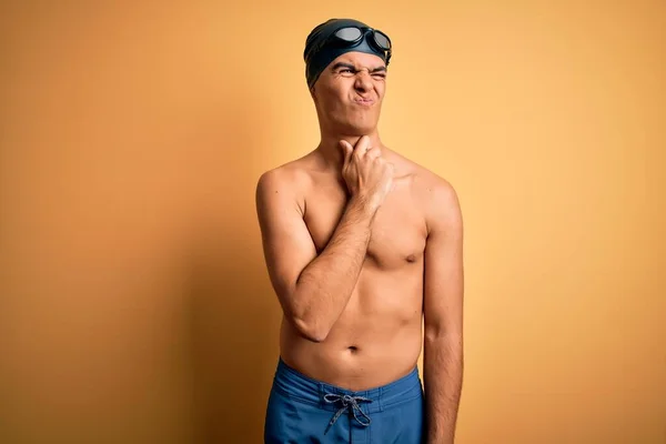 Junger Gutaussehender Mann Badeanzug Und Badekappe Vor Isoliertem Gelben Hintergrund — Stockfoto