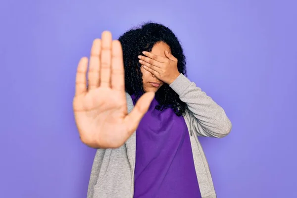 Joven Mujer Deportiva Afroamericana Con Sudadera Casual Sobre Fondo Púrpura —  Fotos de Stock