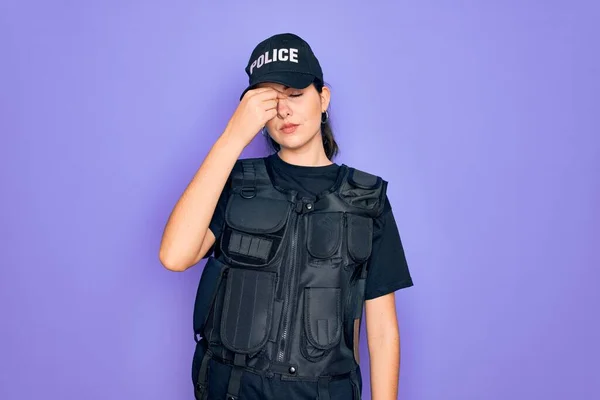 Joven Mujer Policía Con Uniforme Chaleco Antibalas Seguridad Sobre Fondo — Foto de Stock