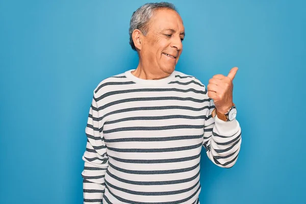 Älterer Gutaussehender Grauhaariger Mann Mit Gestreiftem Pullover Über Isoliertem Blauem — Stockfoto