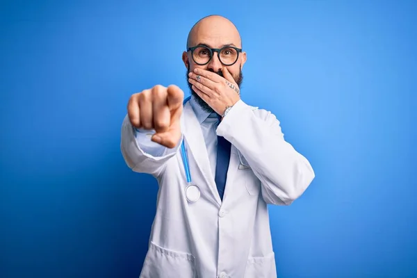 Bonito Homem Médico Careca Com Barba Vestindo Óculos Estetoscópio Sobre — Fotografia de Stock