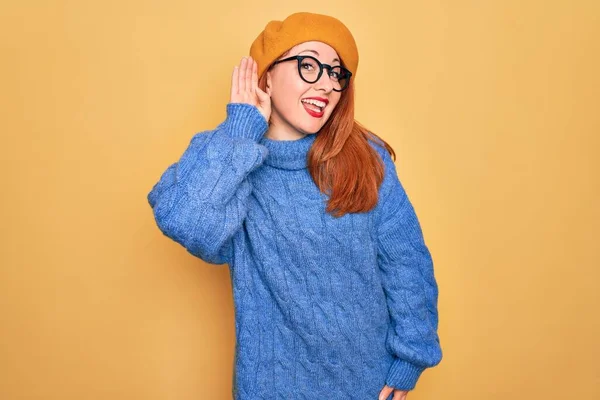 Joven Mujer Pelirroja Hermosa Con Boina Francesa Gafas Sobre Fondo —  Fotos de Stock