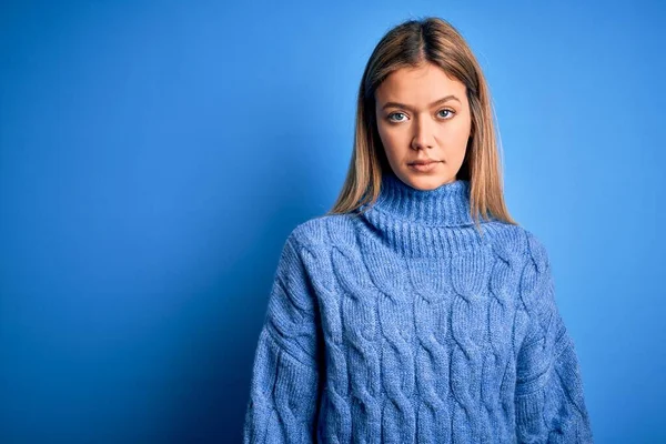 Giovane Bella Donna Bionda Che Indossa Maglione Lana Invernale Sfondo — Foto Stock