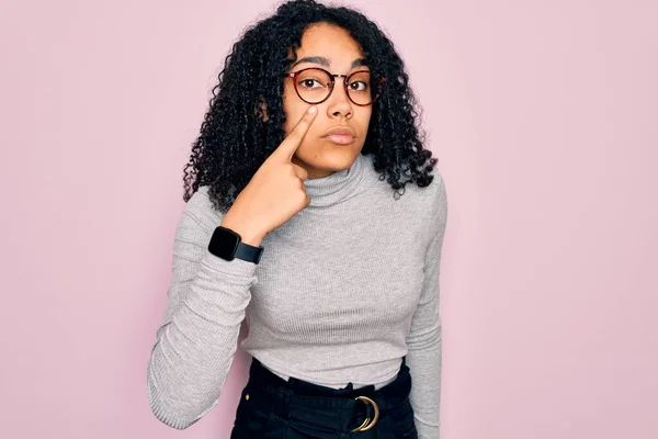 Jonge Afro Amerikaanse Vrouw Draagt Coltrui Bril Roze Achtergrond Wijzend — Stockfoto