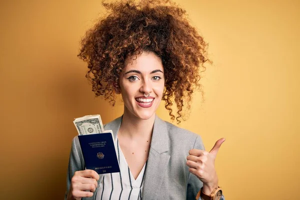 Молода Красива Жінка Кучерявим Волоссям Проколювання Німецького Паспорта Доларів Щасливі — стокове фото
