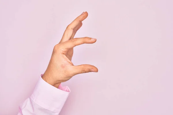 Mano Joven Caucásico Mostrando Los Dedos Sobre Fondo Rosa Aislado —  Fotos de Stock