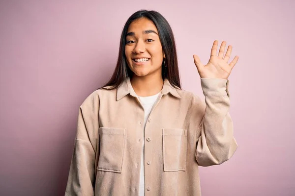 Joven Hermosa Mujer Asiática Vistiendo Camisa Casual Pie Sobre Fondo —  Fotos de Stock