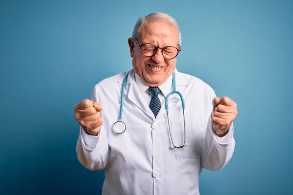 Starszy Siwowłosy Lekarz Noszący Stetoskop Płaszcz Medyczny Niebieskim Tle Bardzo — Zdjęcie stockowe