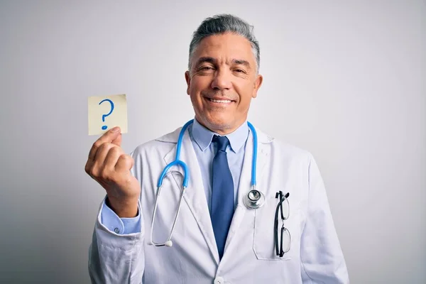 Średniego Wieku Przystojny Siwowłosy Lekarz Trzymający Papier Znakiem Zapytania Szczęśliwą — Zdjęcie stockowe