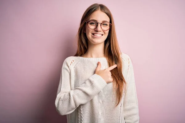 Jonge Mooie Roodharige Vrouw Draagt Casual Trui Bril Roze Achtergrond — Stockfoto