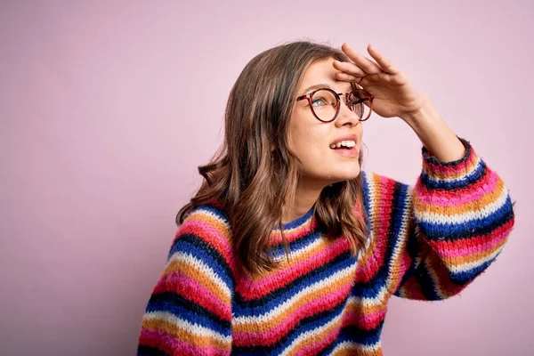 Jong Mooi Blond Meisje Draagt Bril Casual Trui Roze Geïsoleerde — Stockfoto