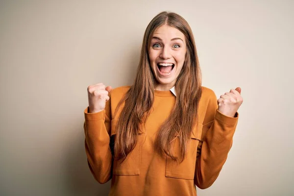 Giovane Bella Rossa Donna Indossa Maglione Casual Sfondo Bianco Isolato — Foto Stock