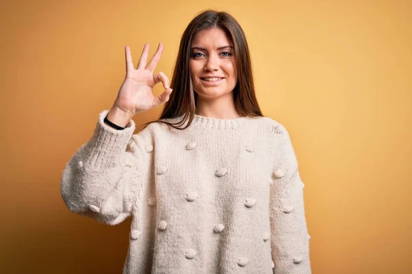 Młoda Piękna Kobieta Niebieskimi Oczami Nosząca Luźny Sweter Stojący Nad — Zdjęcie stockowe