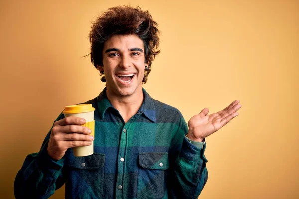 Joven Hombre Guapo Bebiendo Vaso Café Pie Sobre Fondo Amarillo —  Fotos de Stock