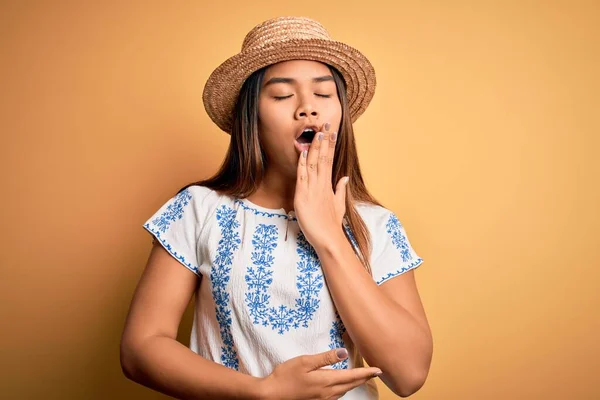 Giovane Bella Ragazza Asiatica Indossa Casual Shirt Cappello Piedi Sfondo — Foto Stock