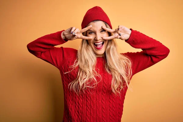 Joven Mujer Rubia Hermosa Usando Suéter Casual Gorra Lana Sobre —  Fotos de Stock