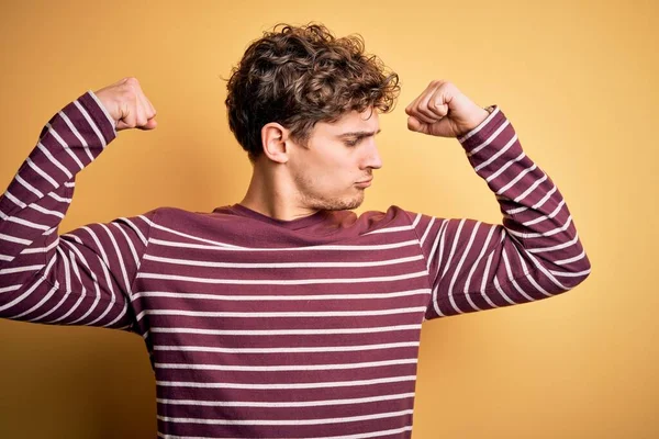 Junger Blonder Gutaussehender Mann Mit Lockigem Haar Trägt Lässig Gestreiften — Stockfoto