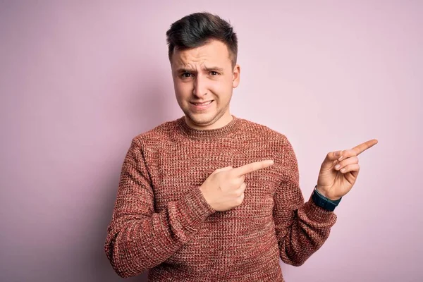 Jovem Bonito Caucasiano Homem Vestindo Casual Inverno Suéter Sobre Rosa — Fotografia de Stock