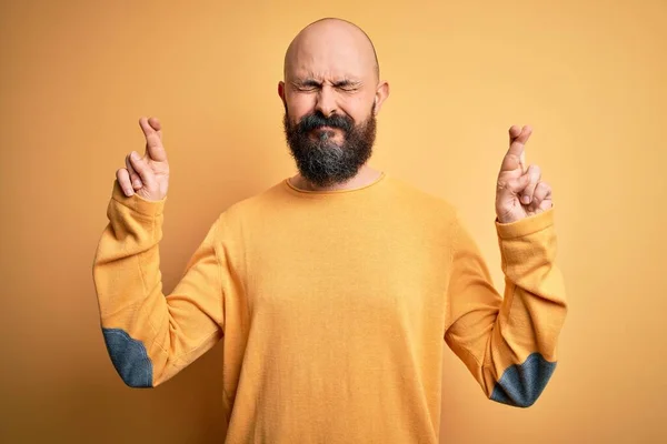 Knappe Kale Man Met Baard Die Een Casual Trui Draagt — Stockfoto