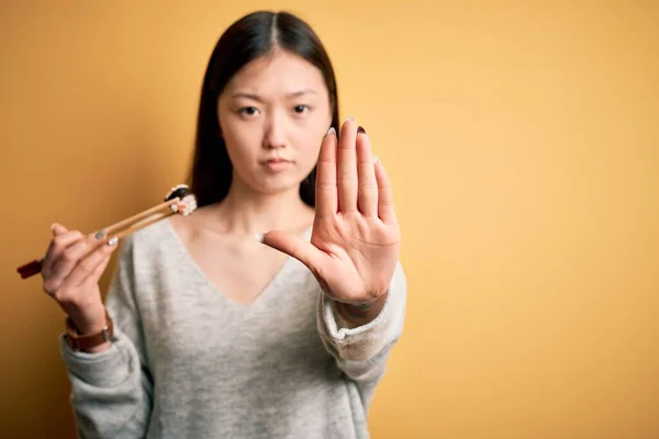 Asiatin macht es mit der Hand Asiatin macht es mit der Hand