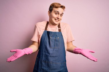 Genç, kızıl saçlı, ev işi yapan, önlük takan, eldivensiz ve elleri havada, kafası karışmış genç bir temizlikçi. Şüphe kavramı.