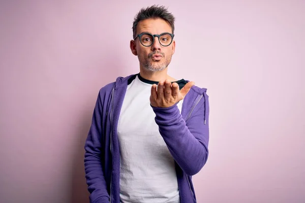 Joven Hombre Guapo Con Sudadera Púrpura Gafas Pie Sobre Fondo —  Fotos de Stock