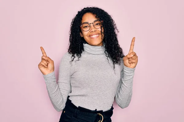 Mujer Afroamericana Joven Con Suéter Cuello Alto Gafas Sobre Fondo — Foto de Stock