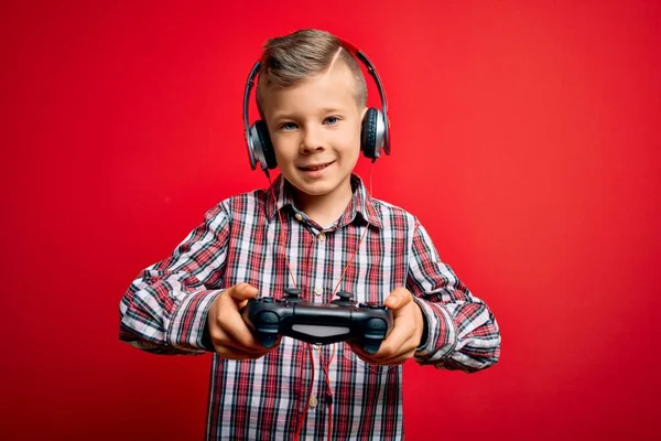 Giovane Bambino Giocatore Caucasico Giocare Videogiochi Utilizzando Joystick Gamepad Sfondo — Foto Stock