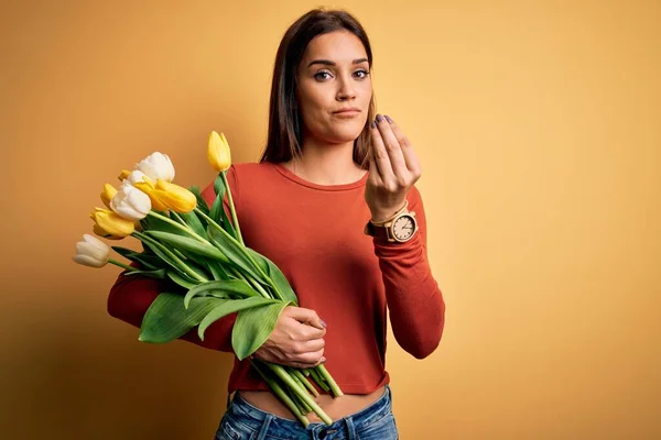 Fiatal Gyönyörű Barna Gazdaság Csokor Tulipán Virágok Sárga Háttér Csinál — Stock Fotó