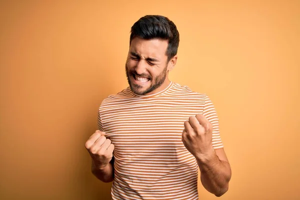 Homem Bonito Jovem Com Barba Vestindo Shirt Listrada Casual Sobre — Fotografia de Stock