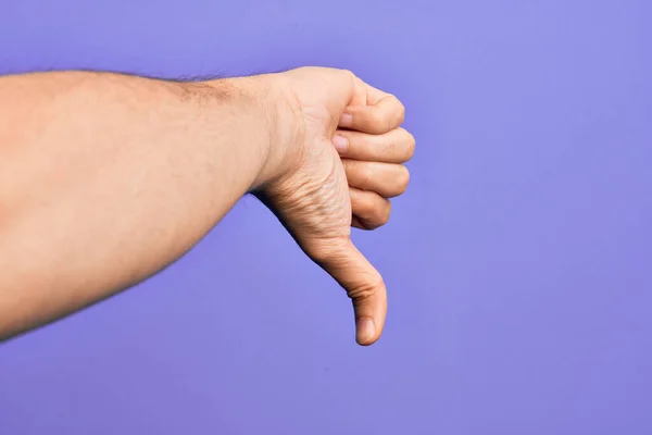 在孤立的紫色背景上伸出手指的高加索年轻人的手 做着拒绝手势 不赞成和否定的手势 — 图库照片