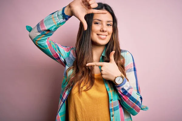 Ung Vacker Brunett Kvinna Bär Casual Färgglad Skjorta Står Över — Stockfoto