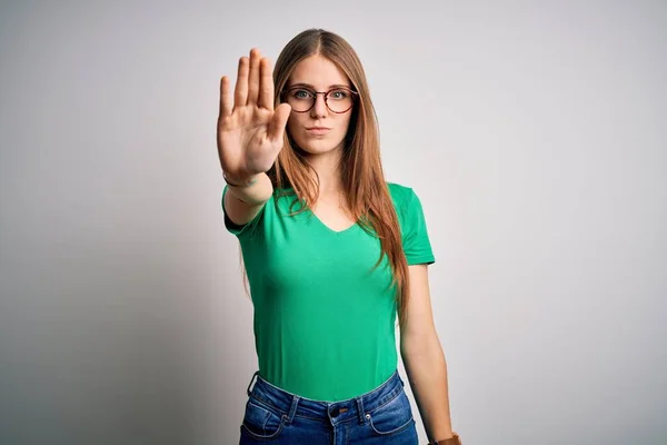 Młoda Piękna Ruda Kobieta Ubrana Zieloną Koszulkę Okulary Białym Tle — Zdjęcie stockowe