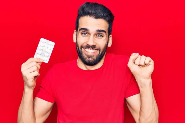 Joven Hombre Guapo Con Pastillas Portadoras Barba Gritando Orgulloso Celebrando —  Fotos de Stock