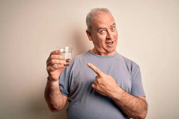 Middelbare Leeftijd Knappe Hamburger Drinken Glas Water Geïsoleerde Witte Achtergrond — Stockfoto