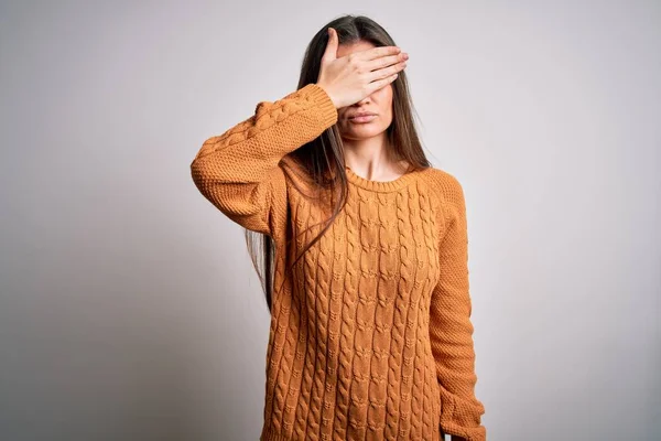 Ung Vacker Kvinna Med Blå Ögon Bär Casual Tröja Står — Stockfoto