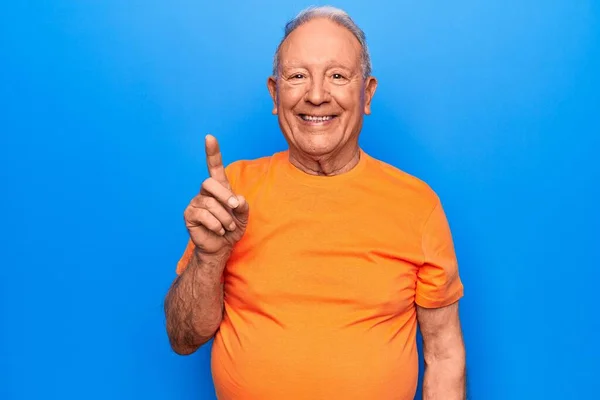 Senior Knappe Grijs Harige Man Draagt Casual Shirt Staan Blauwe — Stockfoto