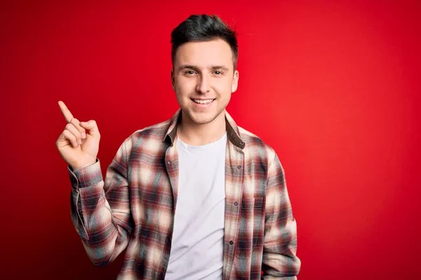 Junger Gutaussehender Kaukasischer Mann Lässigem Modernem Hemd Vor Rotem Hintergrund — Stockfoto