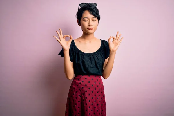 Jong Mooi Aziatisch Meisje Dragen Casual Jurk Staan Geïsoleerde Roze — Stockfoto