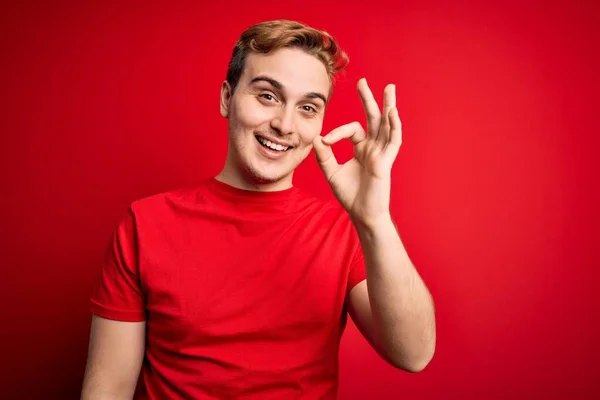 Joven Hombre Pelirrojo Guapo Con Camiseta Casual Sobre Fondo Rojo —  Fotos de Stock