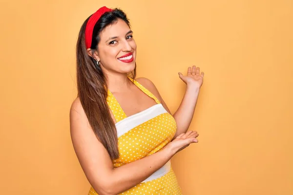 Νέοι Ισπανοί Pin Γυναίκα Φορώντας Μόδα Σέξι Στυλ Πάνω Από — Φωτογραφία Αρχείου
