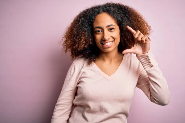 Jonge Afro Amerikaanse Vrouw Met Afro Haar Dragen Casual Trui — Stockfoto