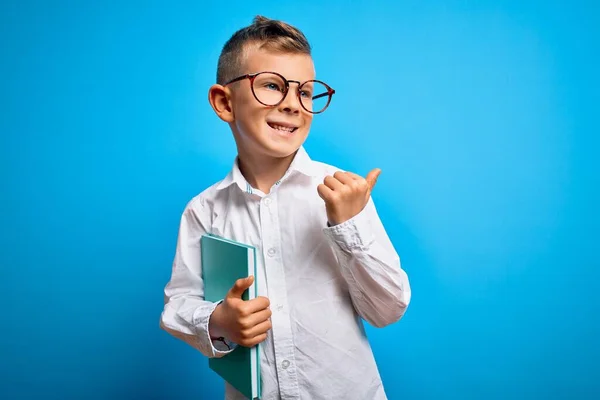 Młody Biały Uczeń Inteligentnych Okularach Trzymający Książkę Szkoły Kciukiem Górze — Zdjęcie stockowe