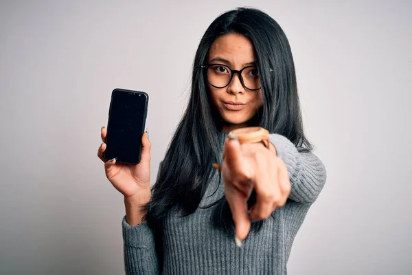 Ung Vacker Kinesisk Kvinna Som Håller Smartphone Över Isolerad Vit — Stockfoto