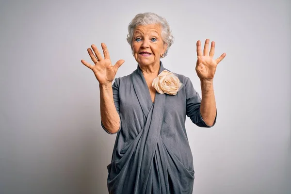 Senior Mooie Grijs Harige Vrouw Dragen Casual Jurk Staan Witte — Stockfoto