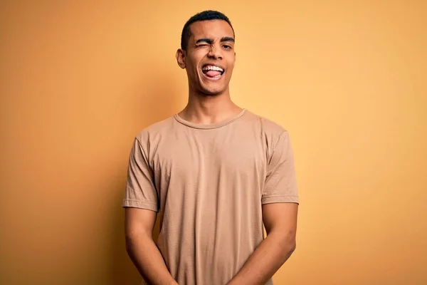 Junger Gutaussehender Afrikanisch Amerikanischer Mann Lässigem Shirt Der Vor Gelbem — Stockfoto