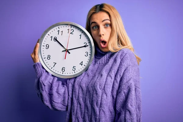 Junge Schöne Blonde Frau Macht Countdown Hält Große Uhr Über — Stockfoto